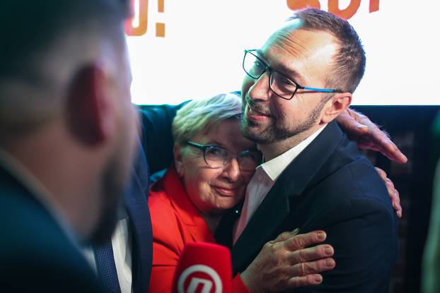 Zagreb: Tomislav Toma&scaron;evi&cacute; u zagrljaju roditelja proslavio rezultat izbora