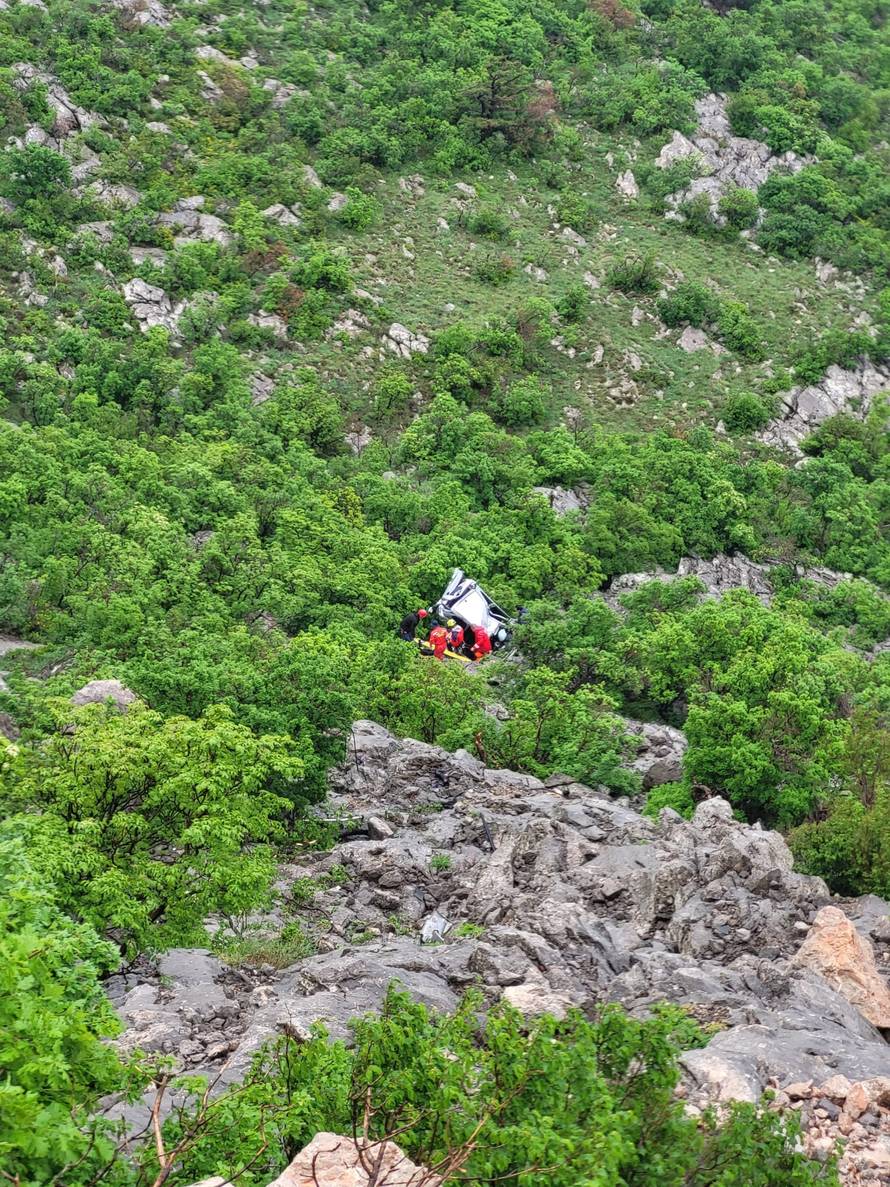 Gospić: Automobilom sletio provaliju, izvukao ga HGSS