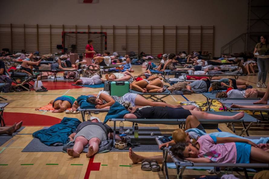 Omis:  Prihvatni centar u sportskoj dvorani Ribnik.