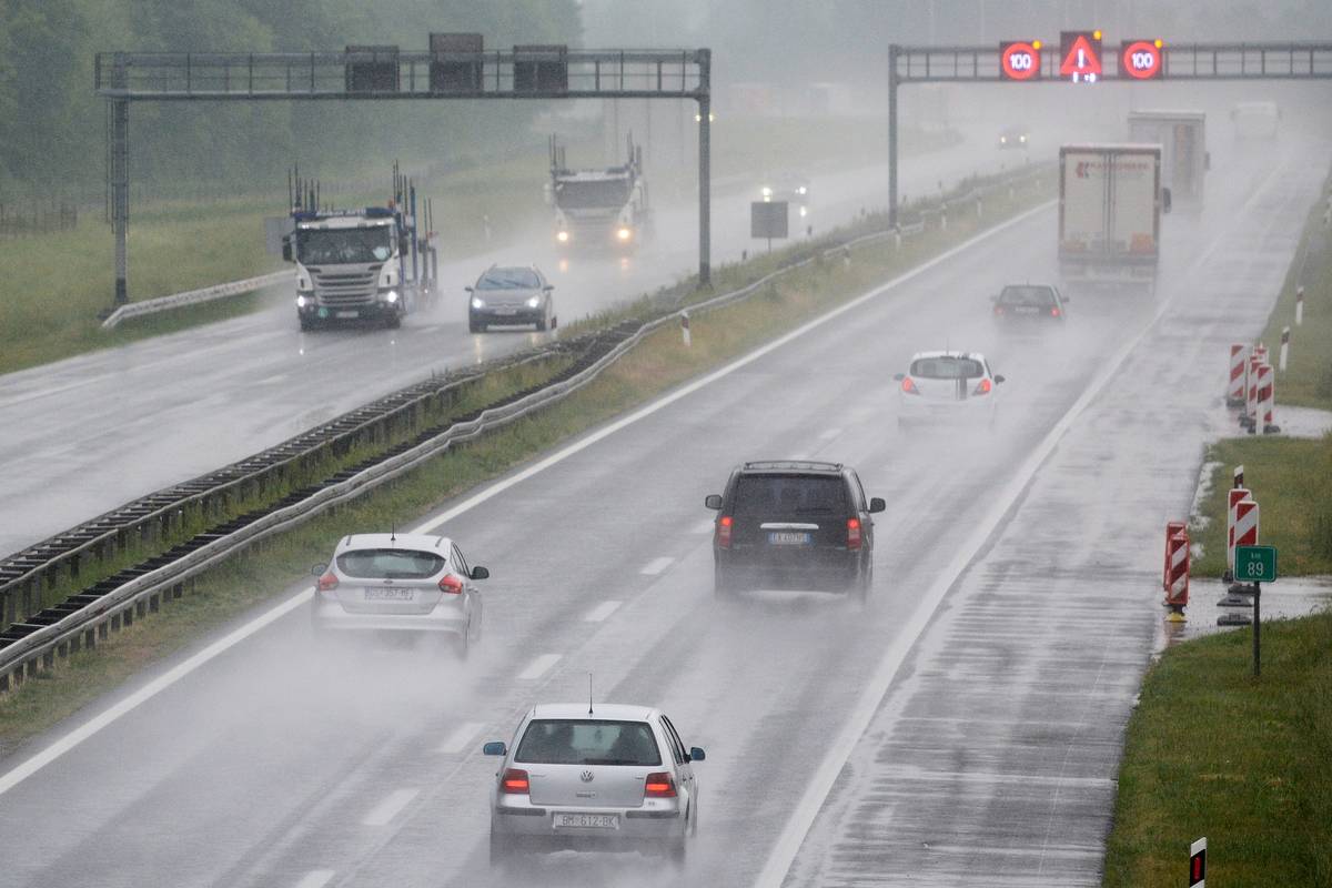 Zbog prometne nesreće na A1 kod Vrpolja vozi se 40 km/h