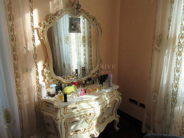 Ovako nešto nikad niste vidjeli! Prodaje se stan u Opatiji: Zlato, mramor, kipovi koji nose TV...