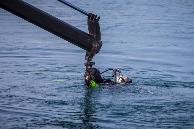 Split: Izvučen automobil koji je sinoć sletio u more kod gradske luke, vozač preminuo