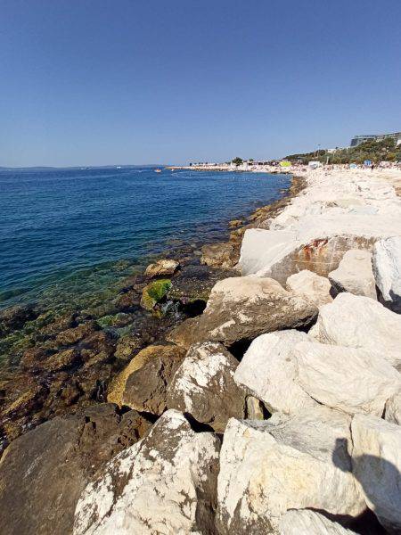 Poznata splitska plaža puna nepoznate tekućine: 'Izašla je iz cijevi, pola plaže se zapjenilo'