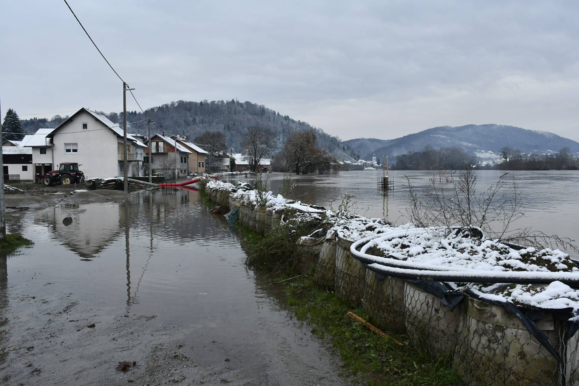 Hrvatska Kostajnica: Visok vodostaj rijeke Une povećava rizik od poplava