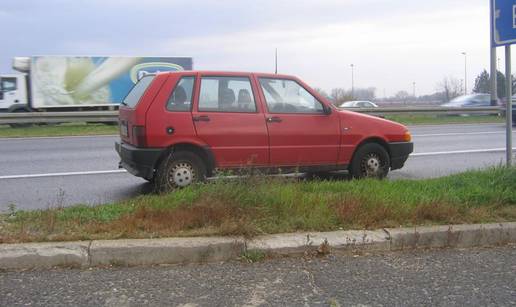 Sa zaobilaznice napokon odvezli napušteni Fiat Uno