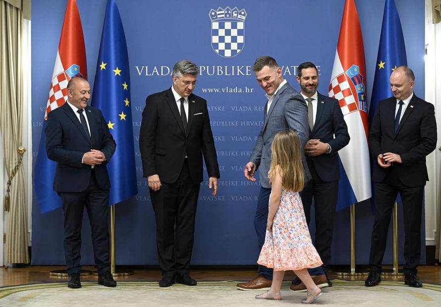 Zagreb: Andrej Plenković uručio Domovnicu Stipi Miočiću i njegovoj obitelji