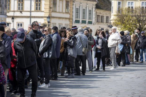 Osijek: Tradicionalna podjela blagdanskog fiš paprikaša na Trgu Svetog Trojstva