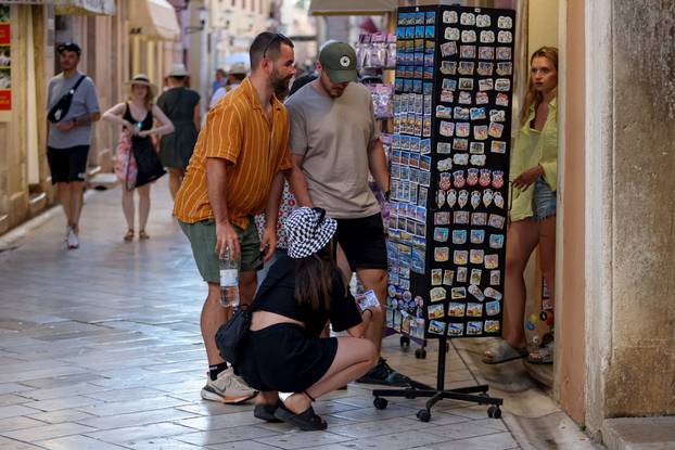 Zadar: Turisti uživaju u šetnji gradom