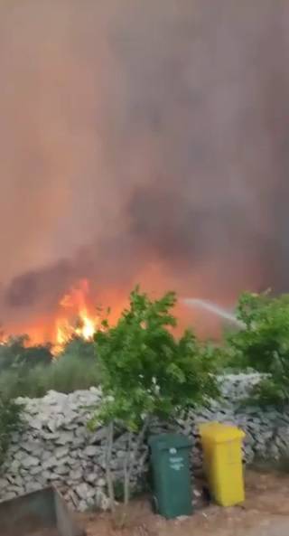 VIDEO Zastrašujuće snimke požara kod Šibenika: S vatrom se bori više od 100 vatrogasaca