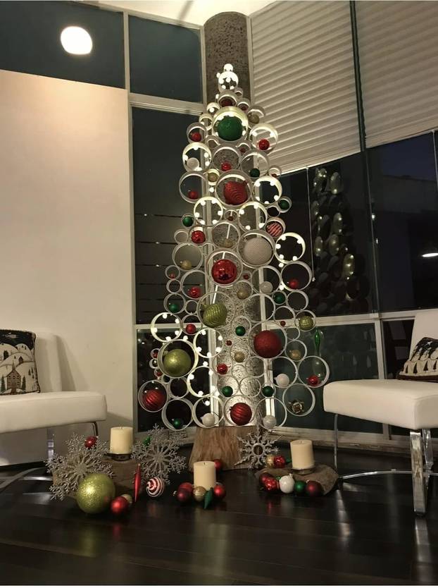 FOTO Ovakve borove još niste vidjeli! Okrenuti naopako, neki su haljine, a neki čak i mačke!