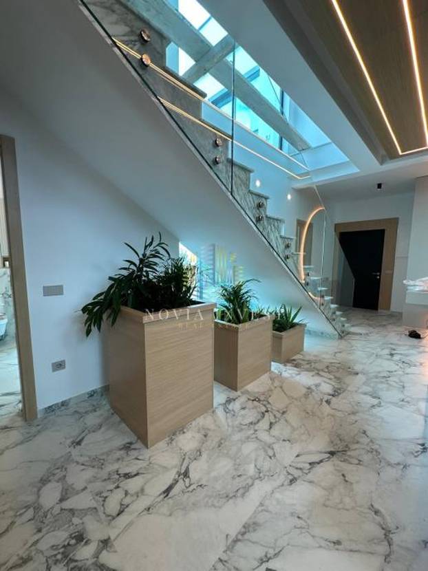 FOTO Luksuzni spektakl! Što mislite koliko stoji ova vila prvi red do mora u Novigradu?