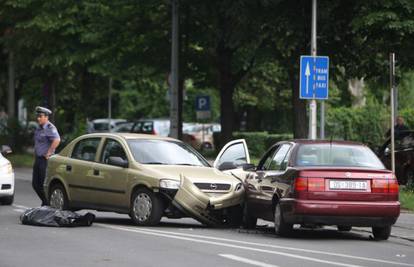 Zagreb: Pozlilo mu, izazvao sudar i preminuo za volanom