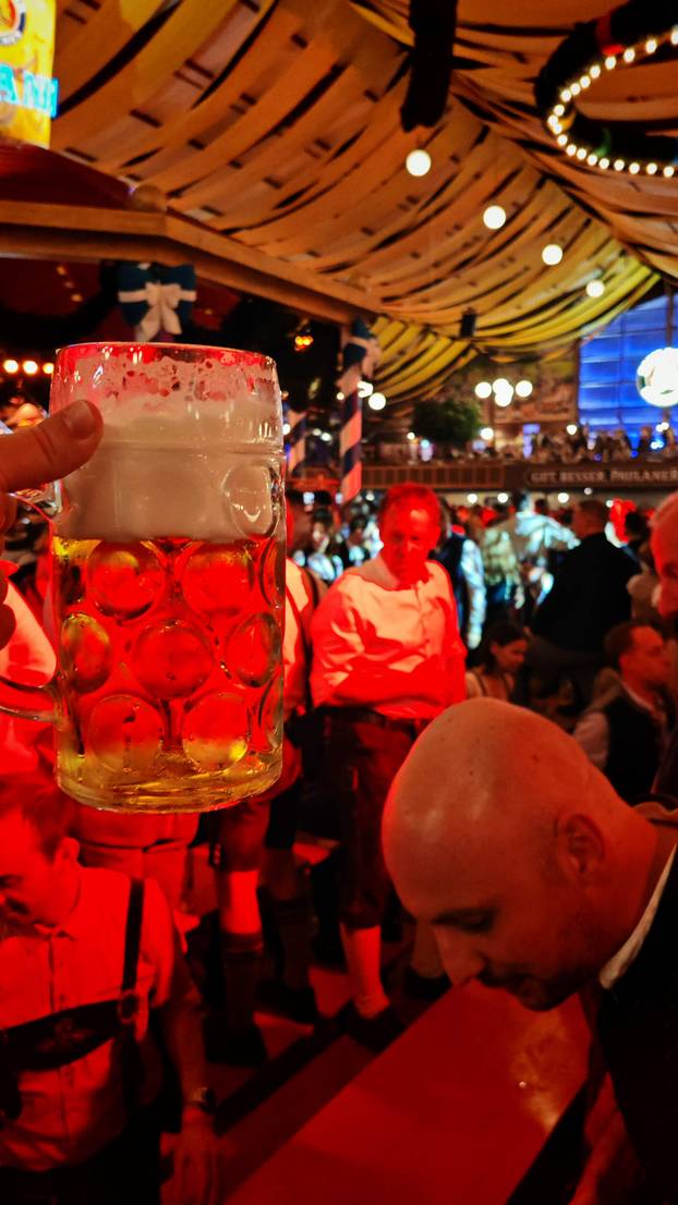 FOTO 24sata na Oktoberfestu:  Evo koliko košta krigla pive!