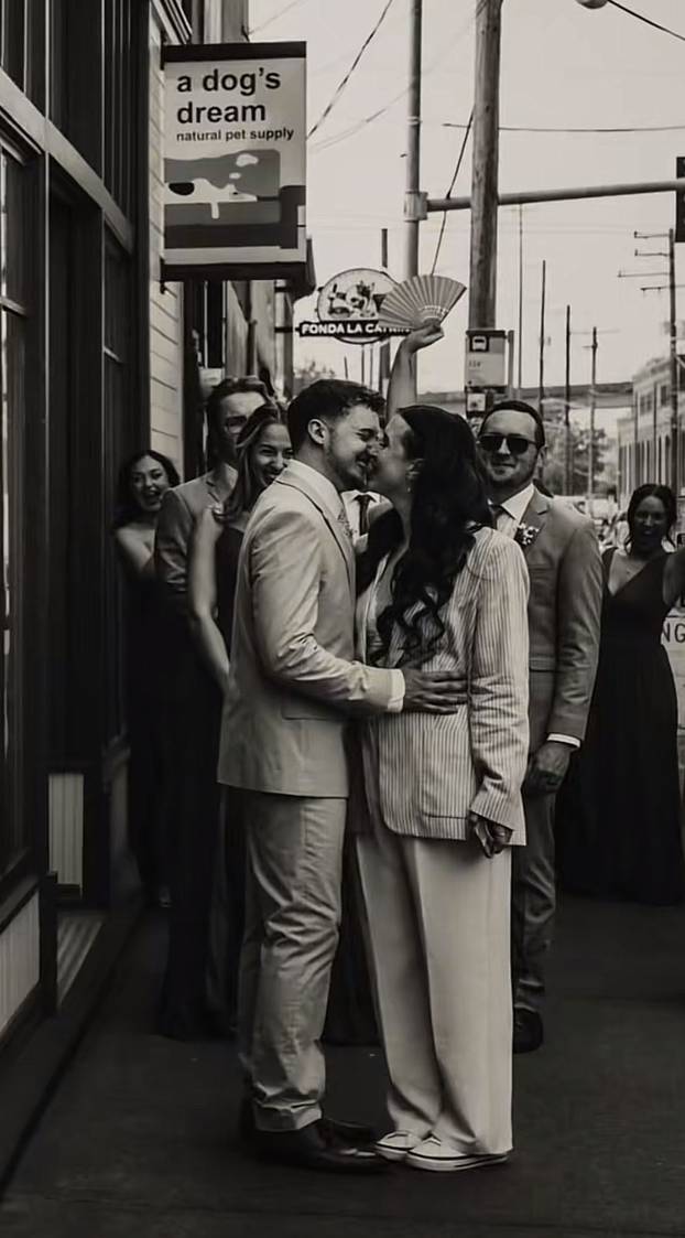 FOTO Sve više žena se udaje za gay muškarce zbog financijske i emocionalne podrške...