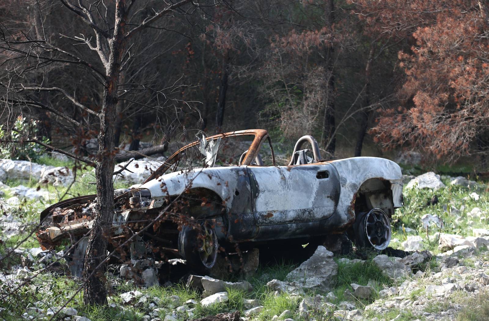 Šibenik: Ni nakon tri mjeseca policija ne zna tko je u kabrioletu sletio s ceste i uzrokovao požar