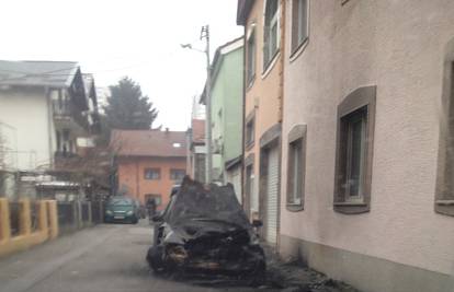 Buktinja u Zagrebu: Zapalio skupi Audi i nestao u mraku