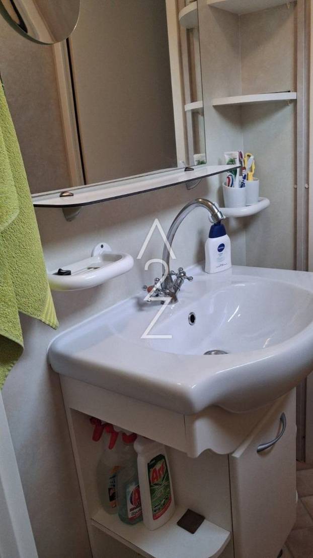 FOTO U Novalji prodaju kućicu od 30 m2 za 12.000 €! Mobilna je: 3 su hladnjaka i ova oprema