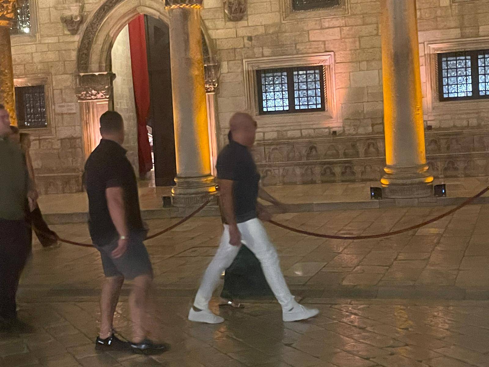 EKSKLUZIVNI VIDEO Jeff Bezos i zaručnica večerali u restoranu u Dubrovniku uz 6 tjelohranitelja