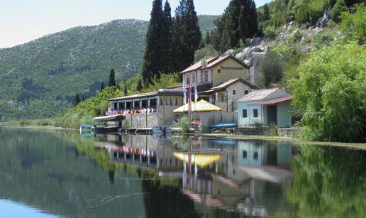 Villa Neretva zove na odmor iz snova uz vrhunski brudet i  delicije od jegulja i žaba