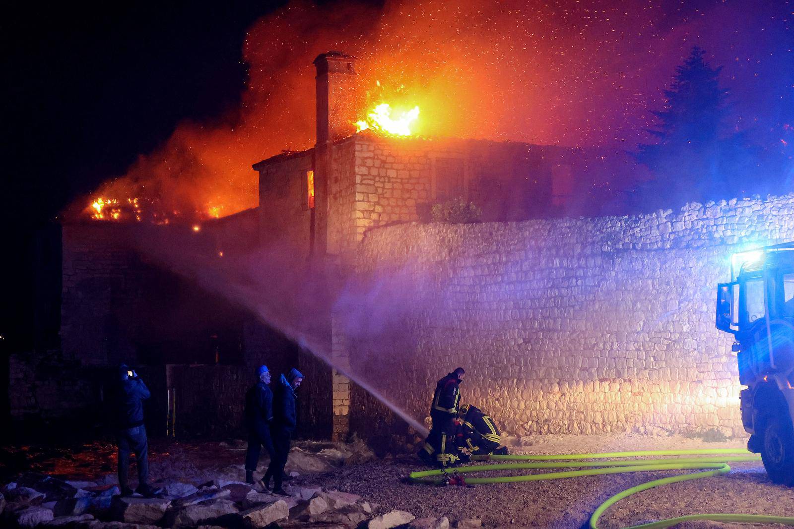 Veliki požar zahvatio samostan i crkvu Sv. Križa na Čiovu