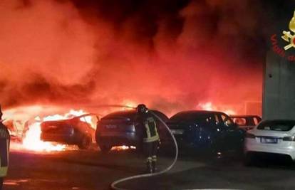 Novi napad na Muska? Buknulo 17 Tesli u Rimu. Policija sumnja na ciljani napad i piromaniju