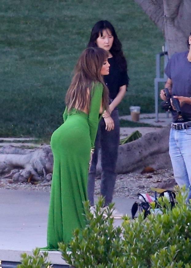 *PREMIUM-EXCLUSIVE* Jennifer Lopez turns heads during a photoshoot in Hollywood Hills