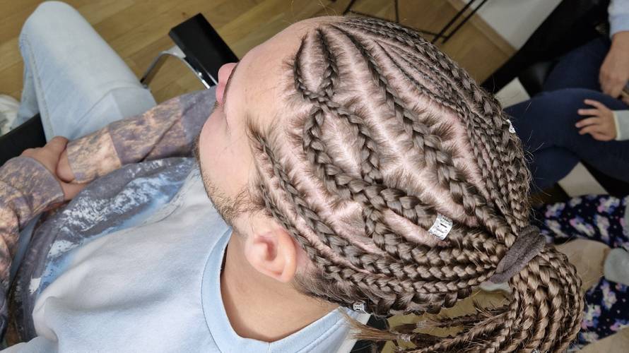 Možete li zamisliti život bez pegle i fena? Ove frizure to omogućuju!