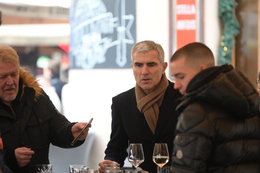 Zagreb: Robert Prosinečki na Badnjak u centru grada popio piće s prijateljima