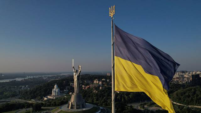 Mounting a Ukrainian national emblem to the shield of the 'Motherland' monument in Kyiv