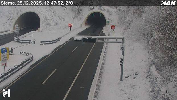 FOTO Pogledajte kakvo je stanje na cestama u Hrvatskoj: Snijeg u Lici, sunce 'provirilo' na jugu