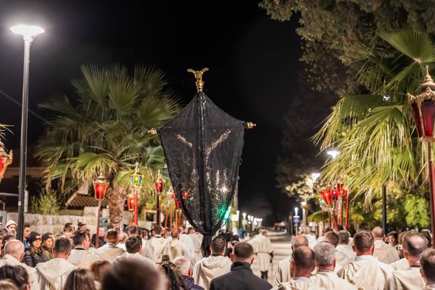 Jelsa: Ispraćaj jelšanskog križa i početak procesije "Za križen"