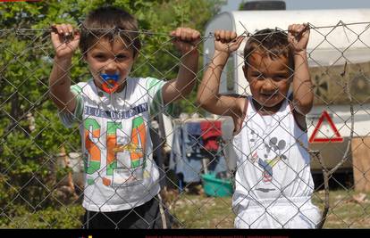 Užas: Romsku obitelj ogradili su žicom, drže ih kao u logoru