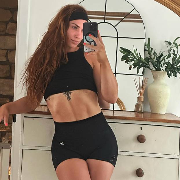 FOTO Ona može sve! Bacala je kuglu pa postala 'kraljca leda', a sjajnom figurom golica maštu