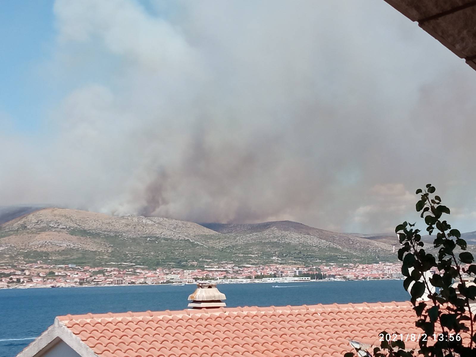 VIDEO Ponovno je buknulo kod Trogira: 'Radimo sve što sada možemo, tu ćemo biti cijelu noć'