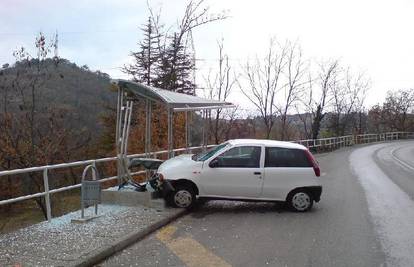 Rijeka: Zbog brzine Fiat Puntom odletio u stanicu