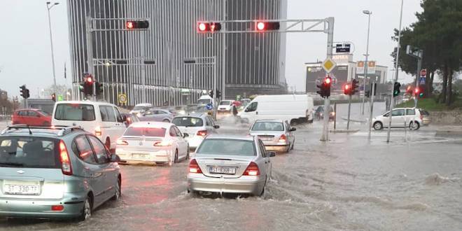 Splitske ulice pod vodom zbog obilne kiše, kaos na cestama