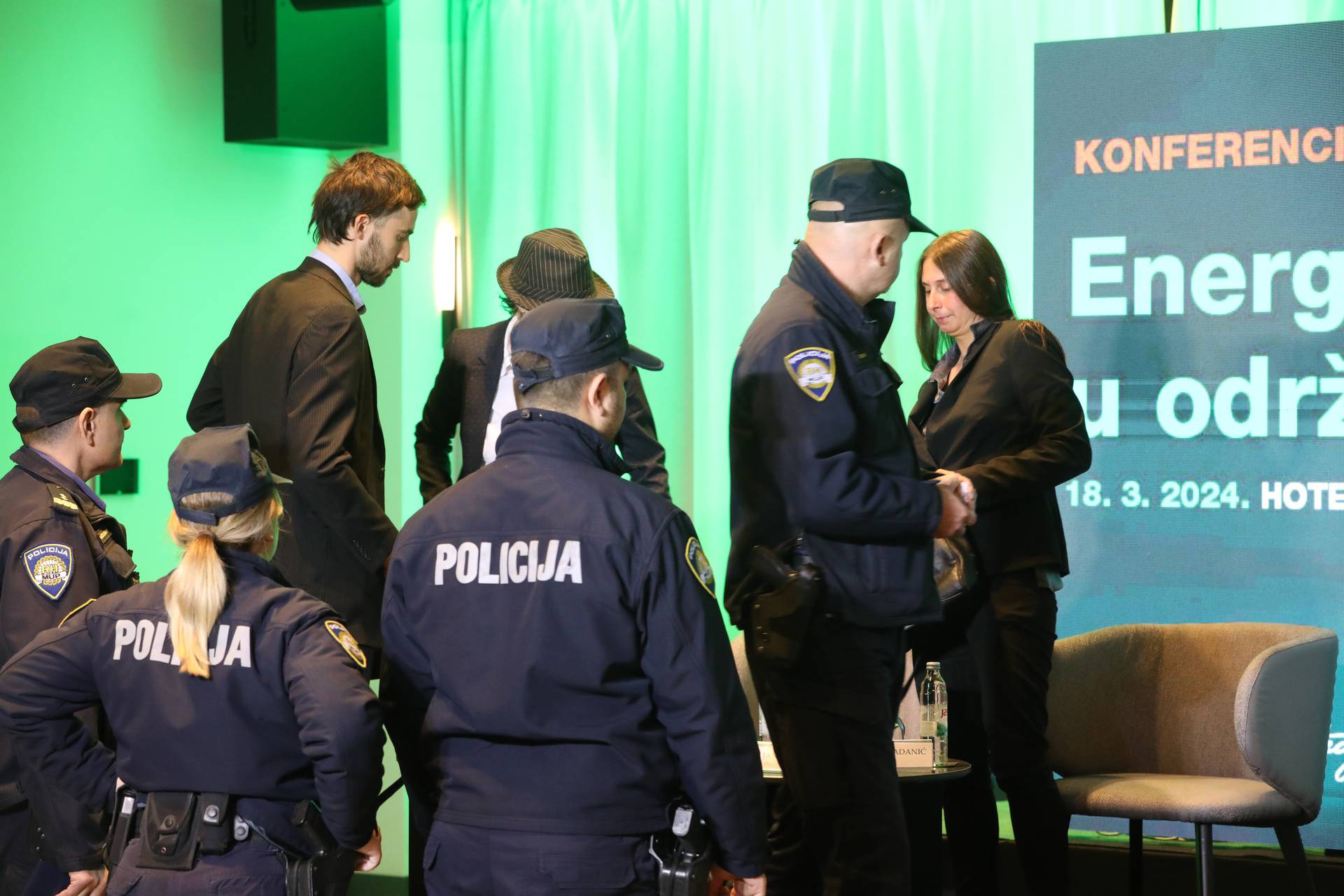 Zagreb: Policija odvela aktiviste koji su prekinuli energetsku konferenciju Poslovnog dnevnika