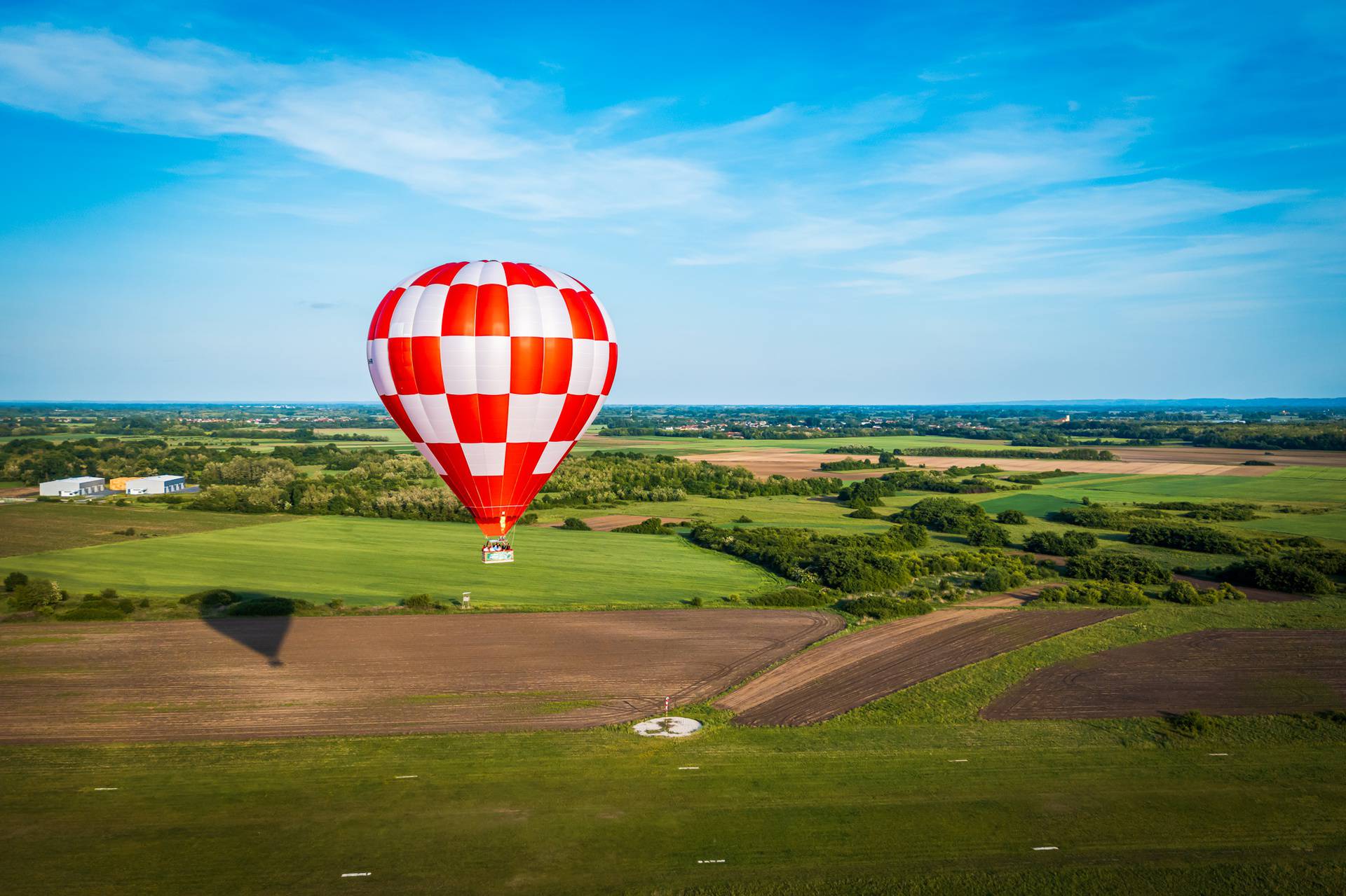 Nebo iznad Hrvatske obojeno kockicama - hrvatski balon "Kockice" osvaja visine!