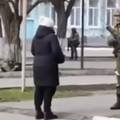 VIDEO Hrabra Ukrajinka stala je pred ruskog vojnika: Koji ku*ac  radiš u našoj zemlji? Poginut ćeš