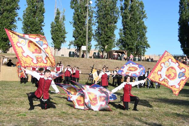 Koprivnica: Gosti iz Italije priredili nastup sa zastavama na Renesansnom festivalu