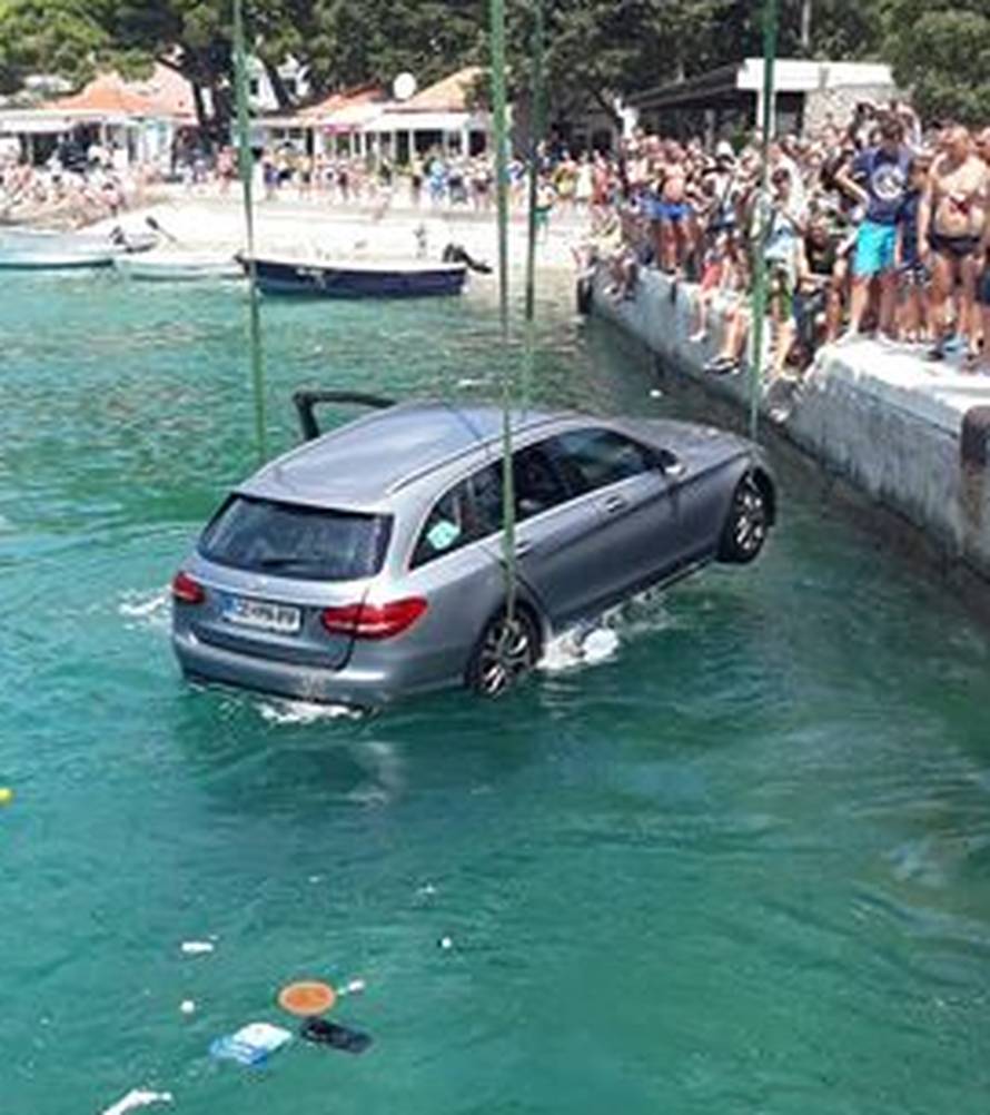 Drama kod Makarske: Skakali u more da izvuku vozača auta...