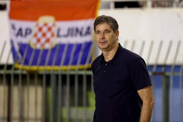 Split: Zagrijavanje igra&ccaron;a uo&ccaron;i po&ccaron;etka utakmice Hajduk - Rijeka