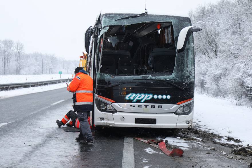 Autobus se prevrnuo kod Jastrebarskog