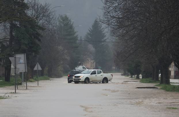 Poplava u Orahovici, voda prijeti kućama