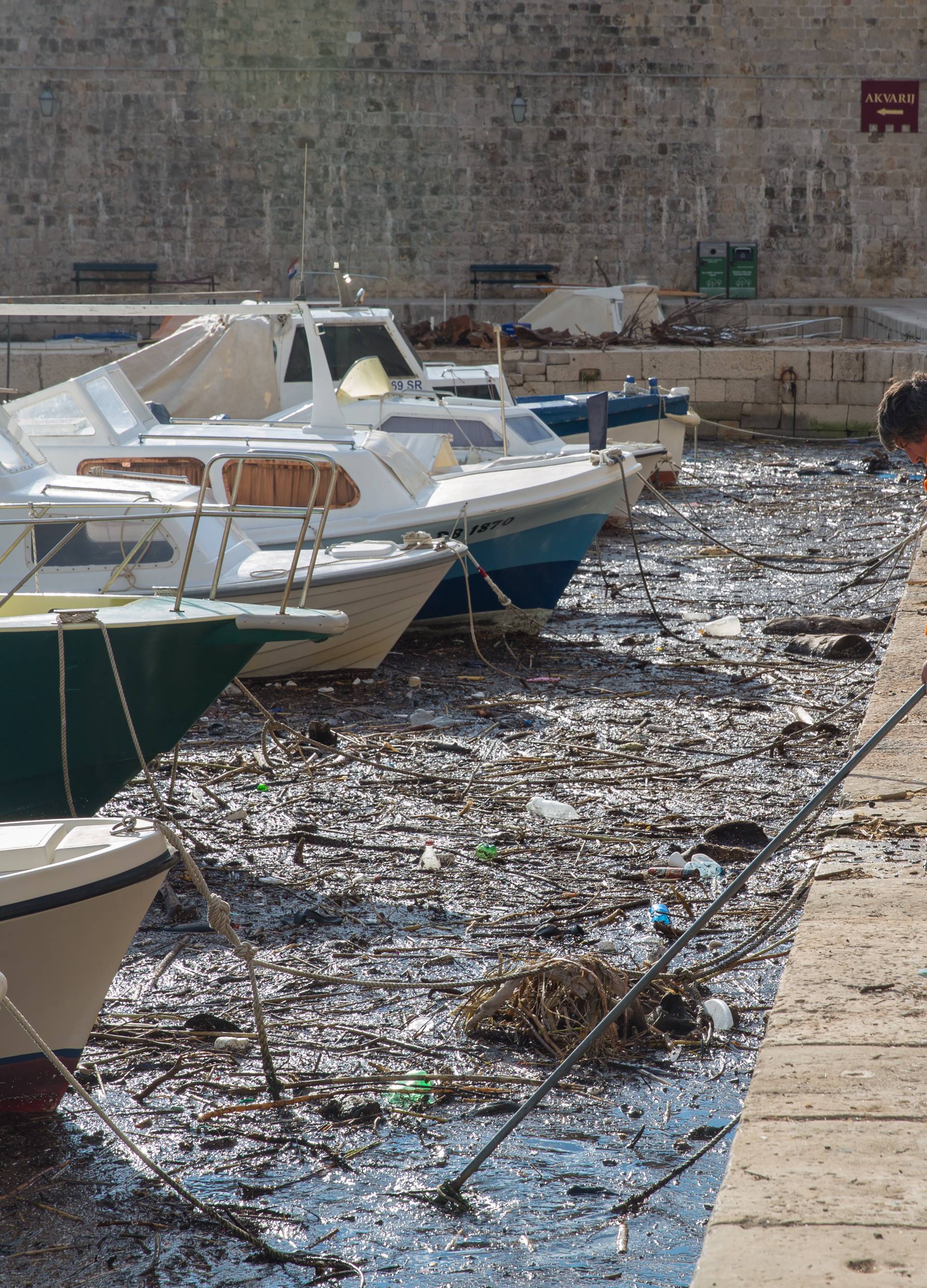 Tri dana vade smeće u staroj gradskoj luci u Dubrovniku...