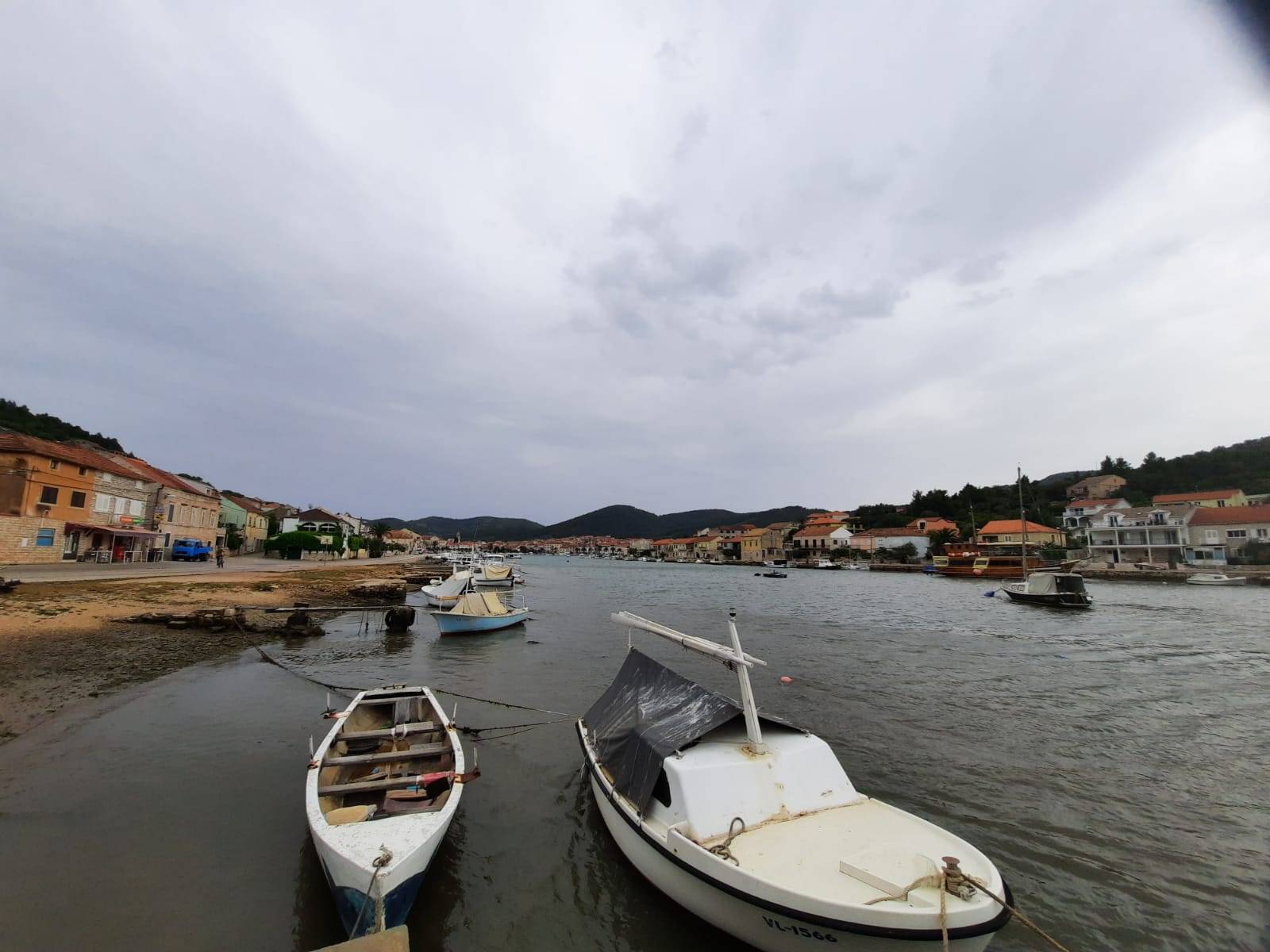 Meteorološki tsunami pogodio Velu Luku, nasukale se brodice