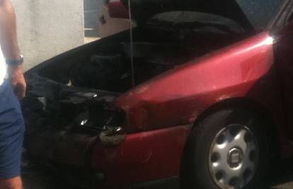 Split: U vožnji se zapalio auto, a vatra se proširila na još jedan
