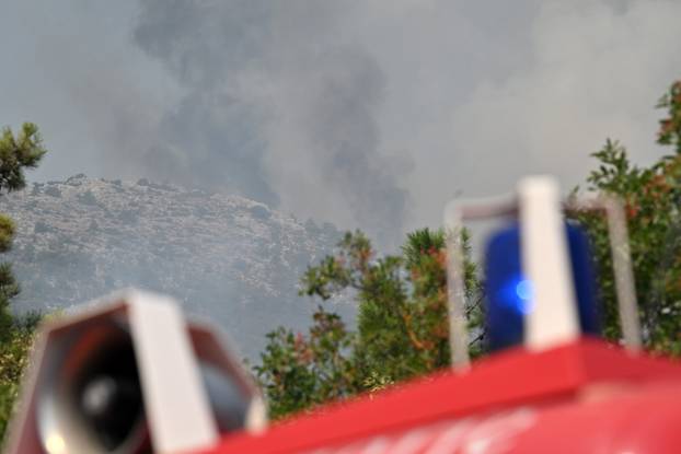 FOTO Kanaderi cijeli dan u akciji: Pogledajte kako gase požare diljem Dalmacije