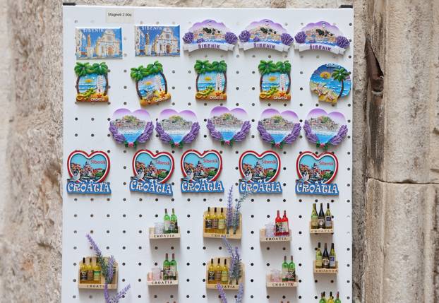 Šibenik: Ponuda suvenira u suvenirnici