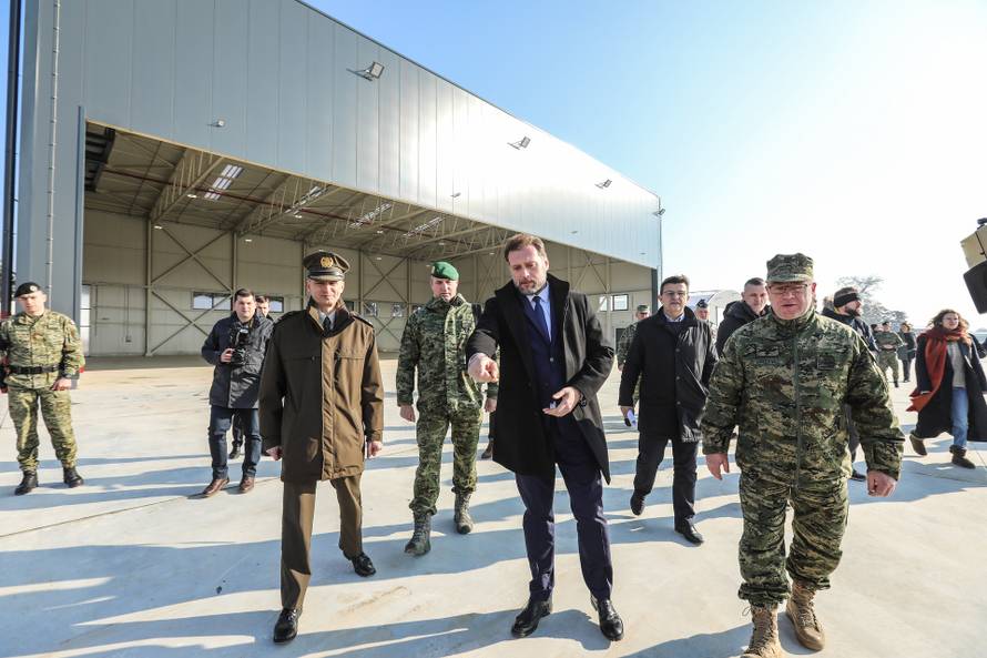 Zagreb: Ministar Banožić u Lučkom obišao radove na hangarima za helikoptere Blackhawk